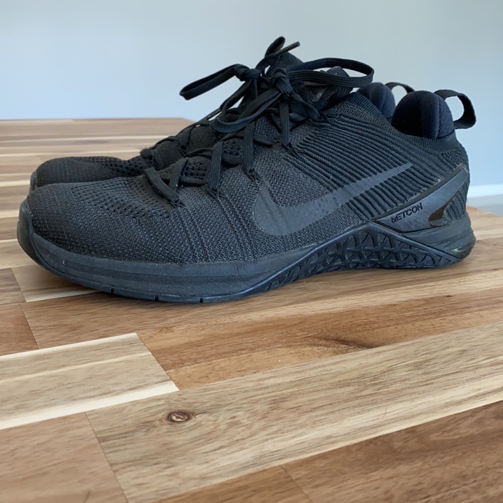 Black fly knit Nike Metcon’s